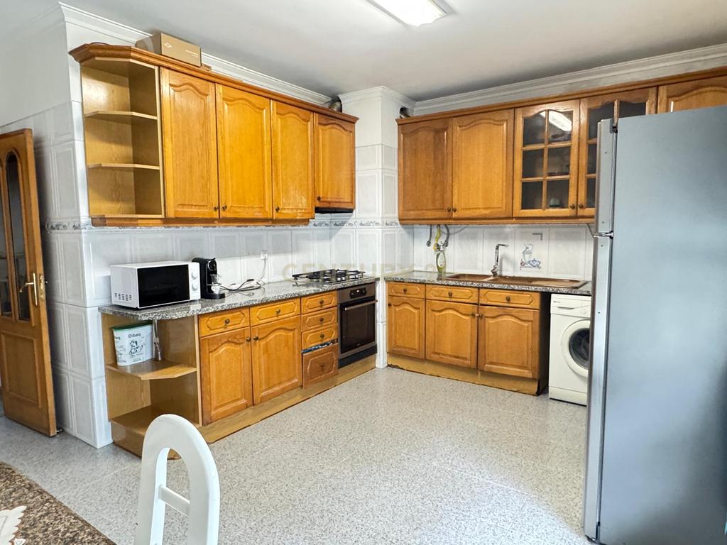 T4 com uma área de 150 m2 localizado em Massamá - Image 2